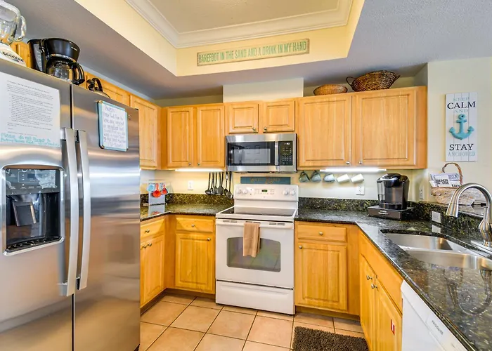 Pool/beach-view Condo: Family Friendly Gulf Shores