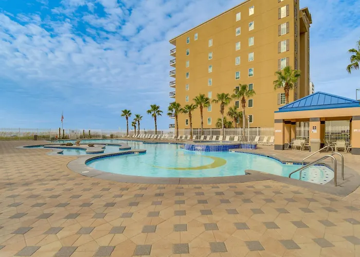 Pool/beach-view Condo: Family Friendly *