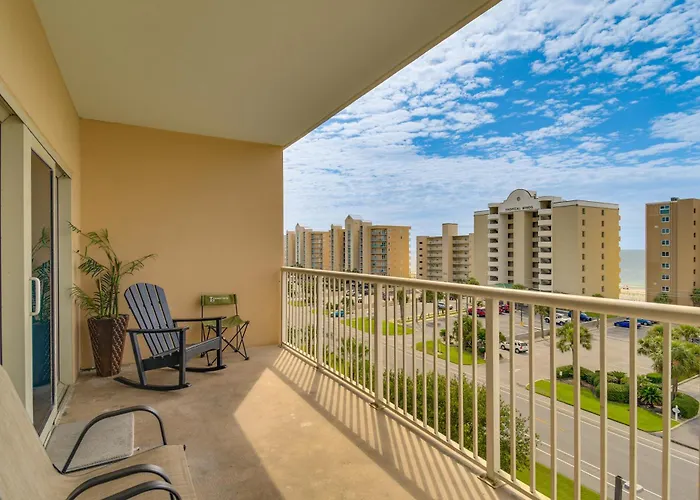Pool/beach-view Condo: Family Friendly Gulf Shores