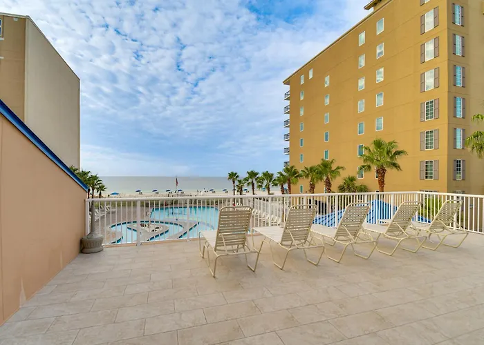 Pool/beach-view Condo: Family Friendly Gulf Shores