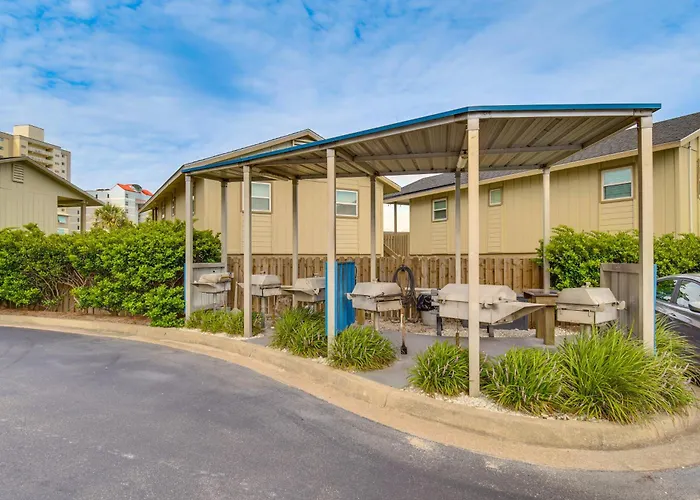 Pool/beach-view Condo: Family Friendly Gulf Shores