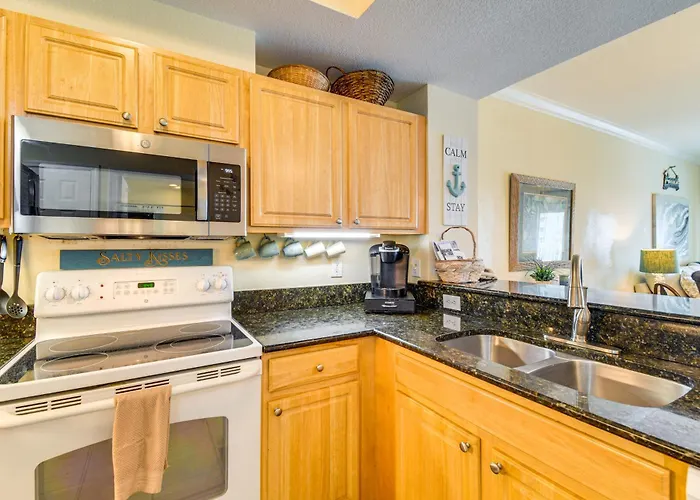 Pool/beach-view Condo: Family Friendly Holiday home
