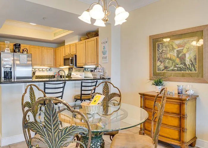 Pool/beach-view Condo: Family Friendly Holiday home *