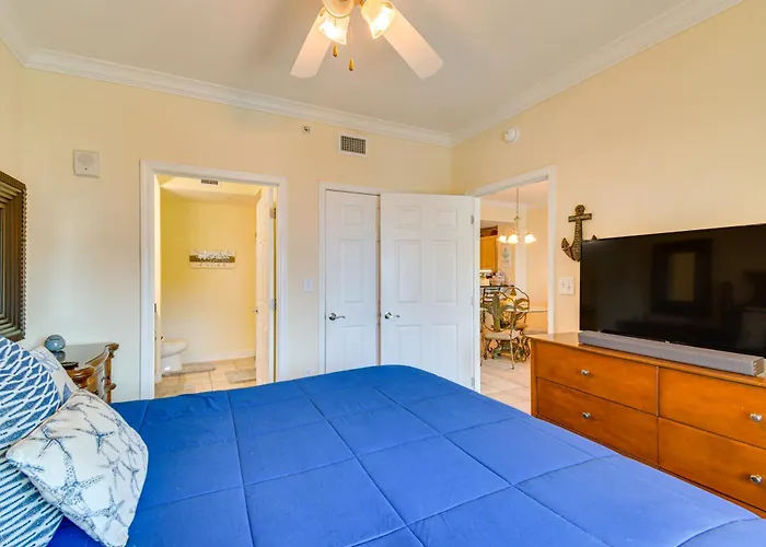 Pool/beach-view Condo: Family Friendly Gulf Shores